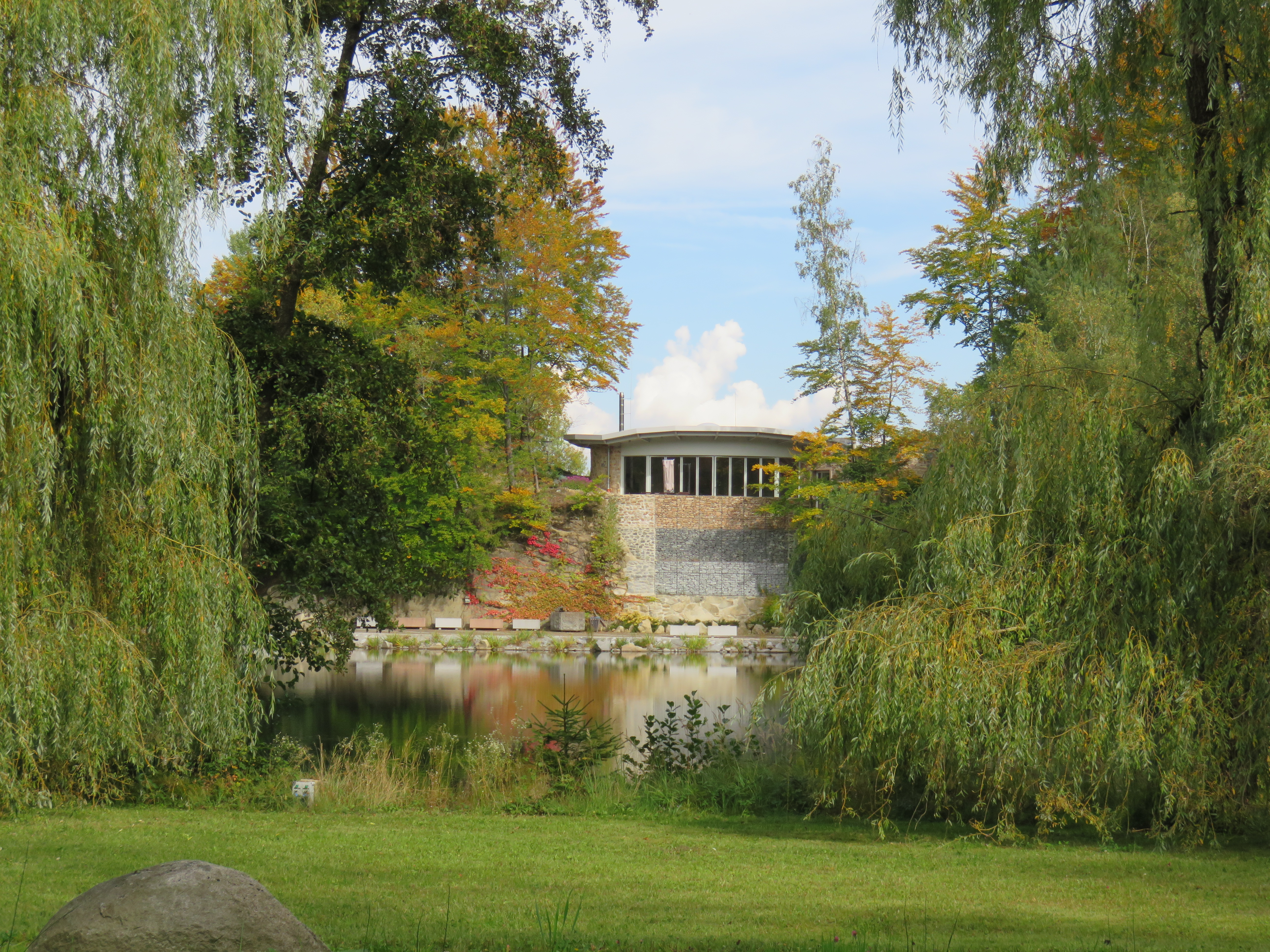 Gabionenwand mit Aussicchtspavillion