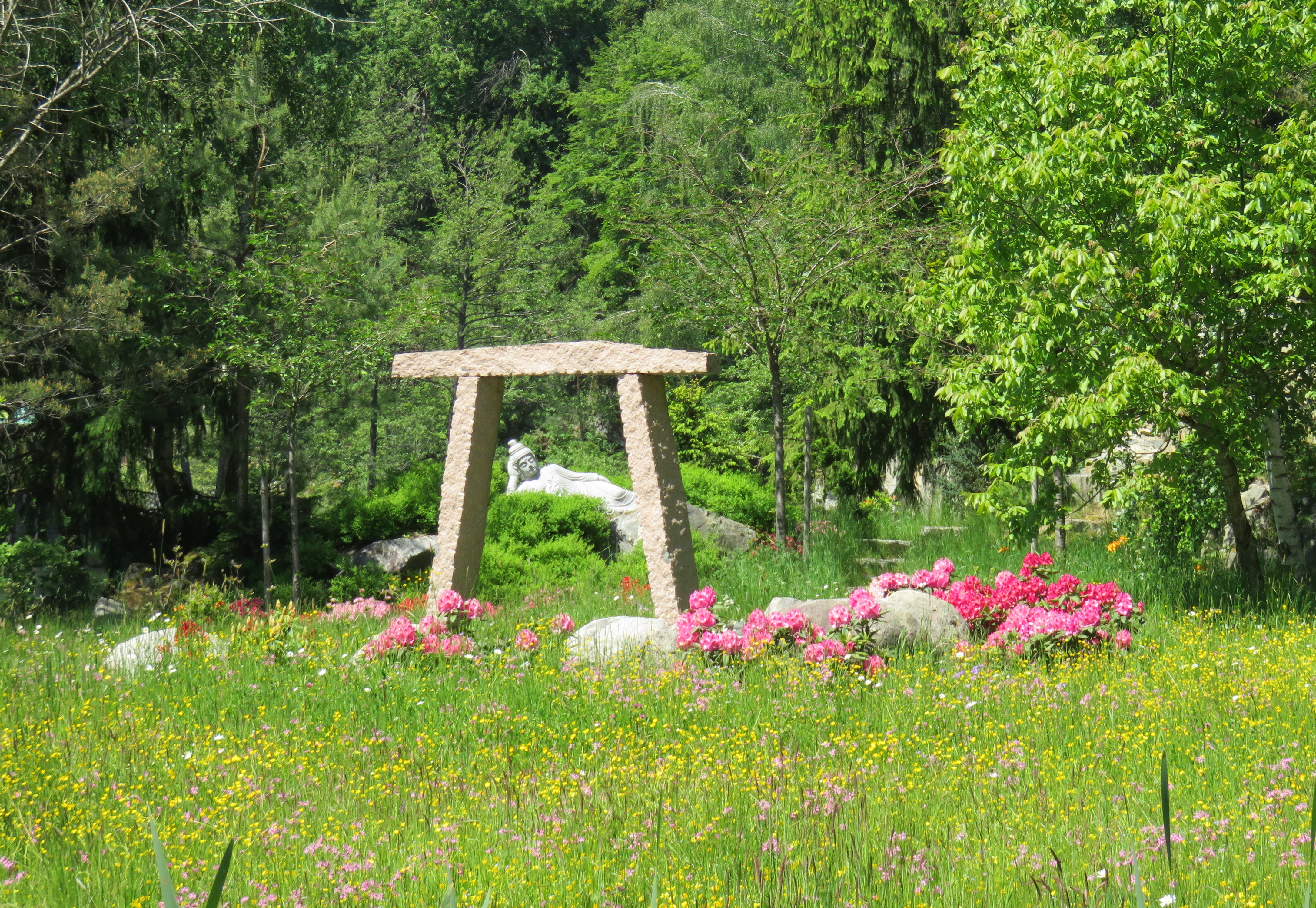 Tori mit liegendem Buddha